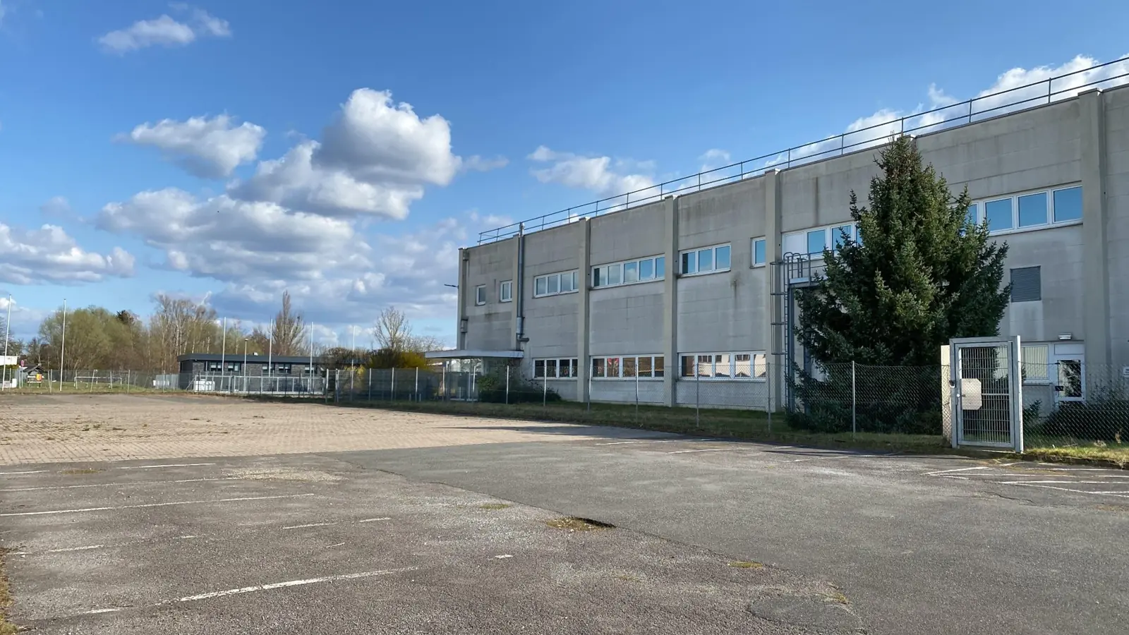 Verwaltungs- und Produktionsgebäude in Giesen