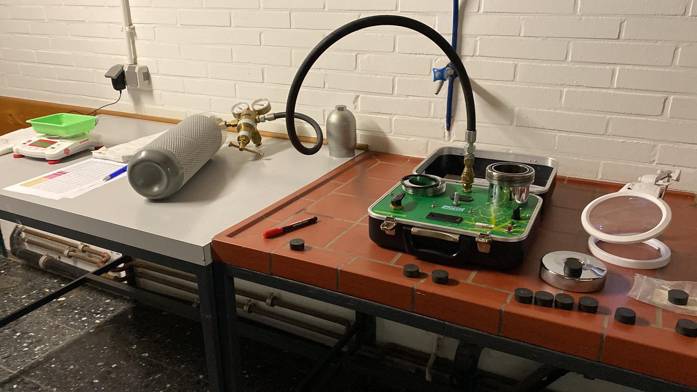 Pressure chamber bench for leaf water potential measurement